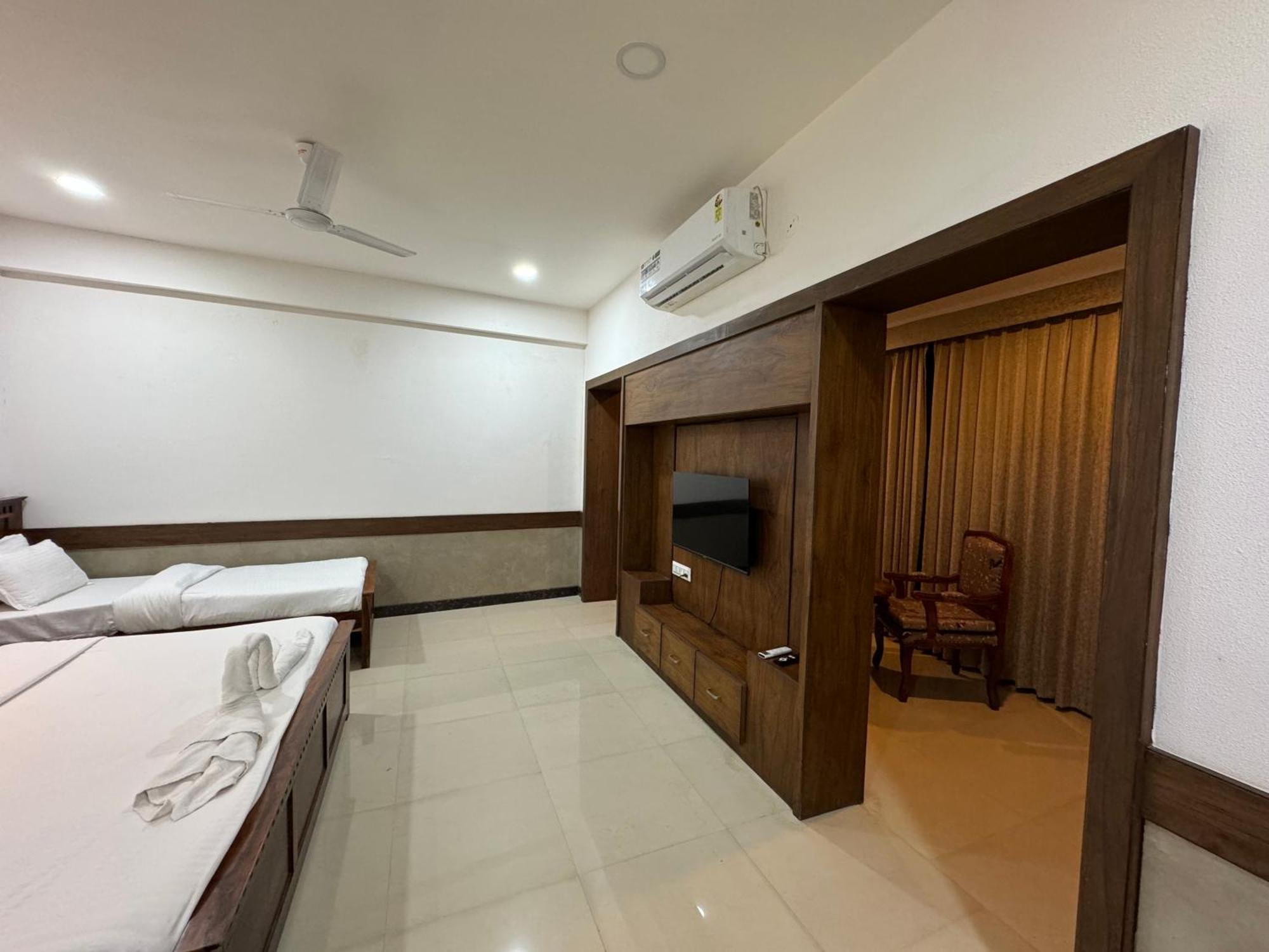 Hotel Tirth By Sonu'S Uddzsaín Kültér fotó