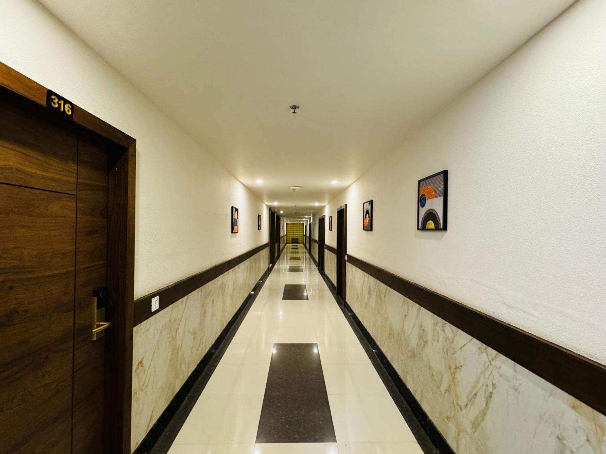 Hotel Tirth By Sonu'S Uddzsaín Kültér fotó