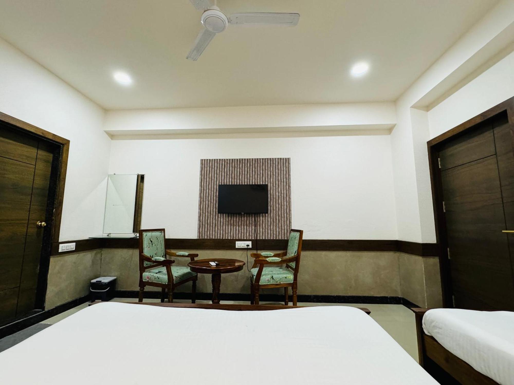 Hotel Tirth By Sonu'S Uddzsaín Szoba fotó