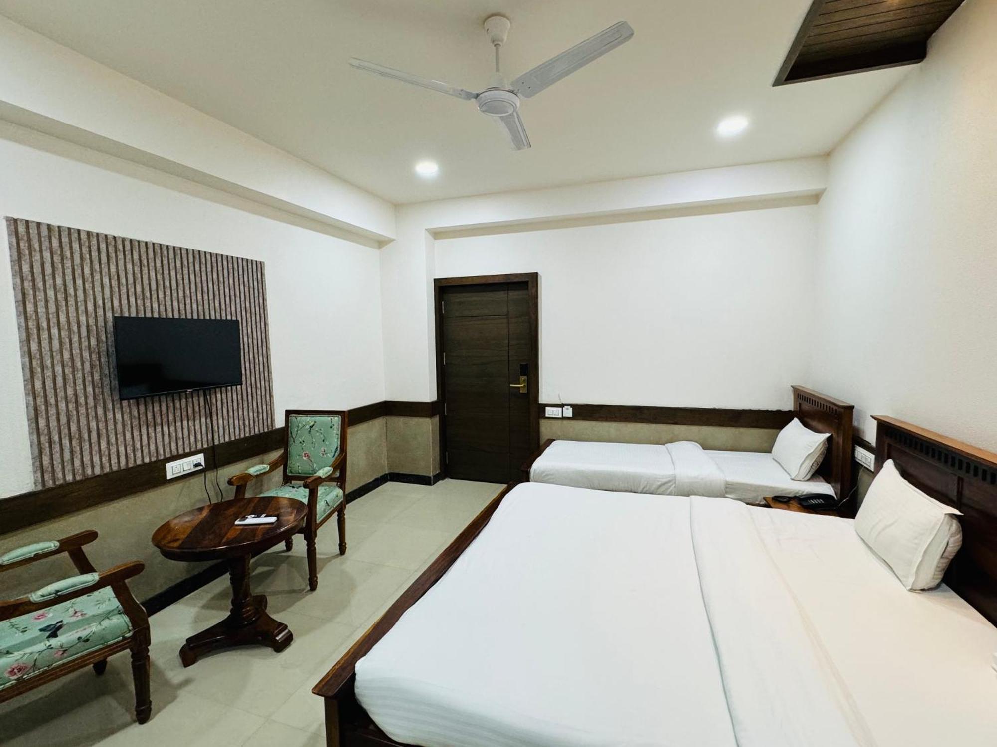 Hotel Tirth By Sonu'S Uddzsaín Szoba fotó
