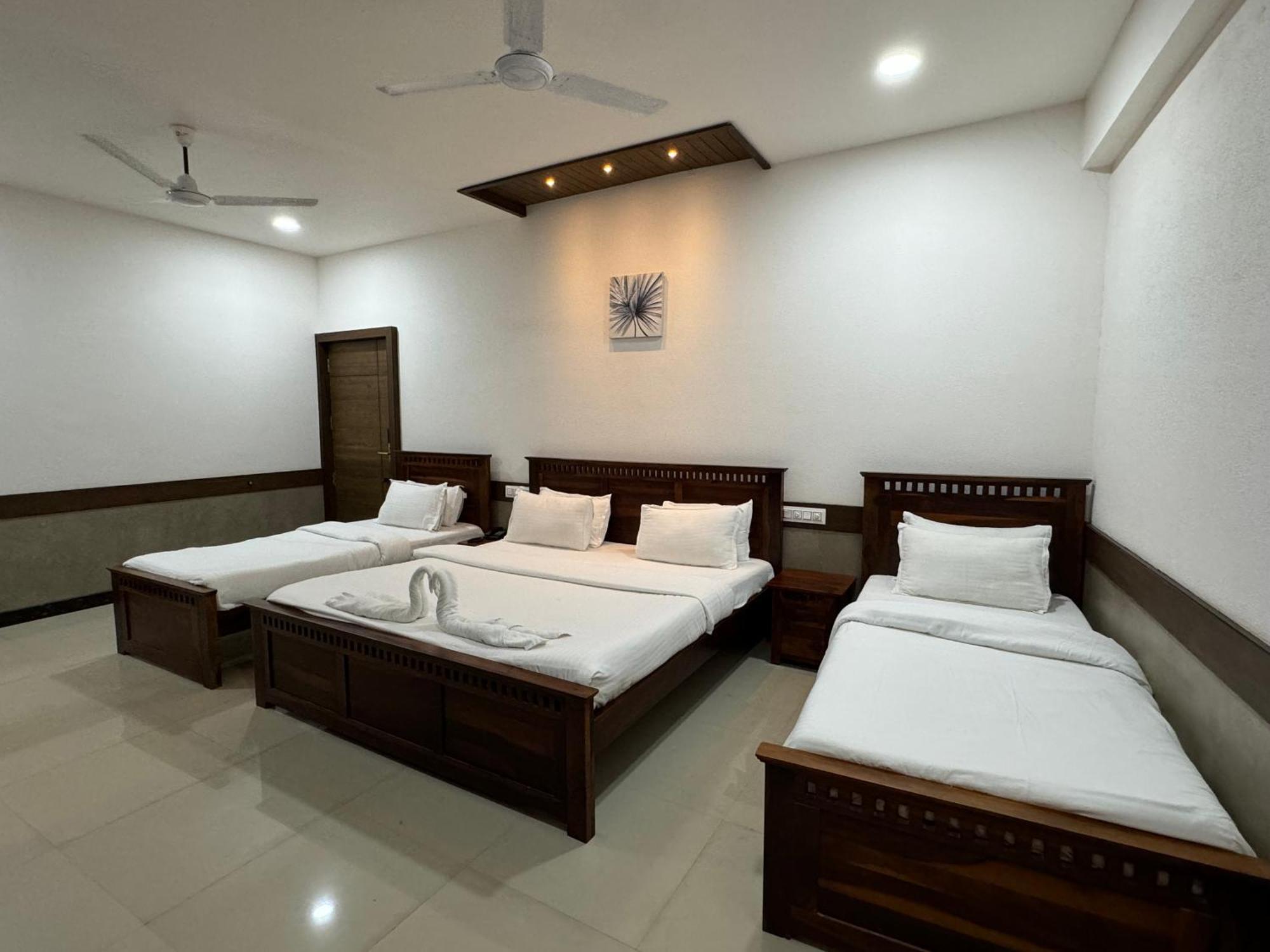 Hotel Tirth By Sonu'S Uddzsaín Szoba fotó