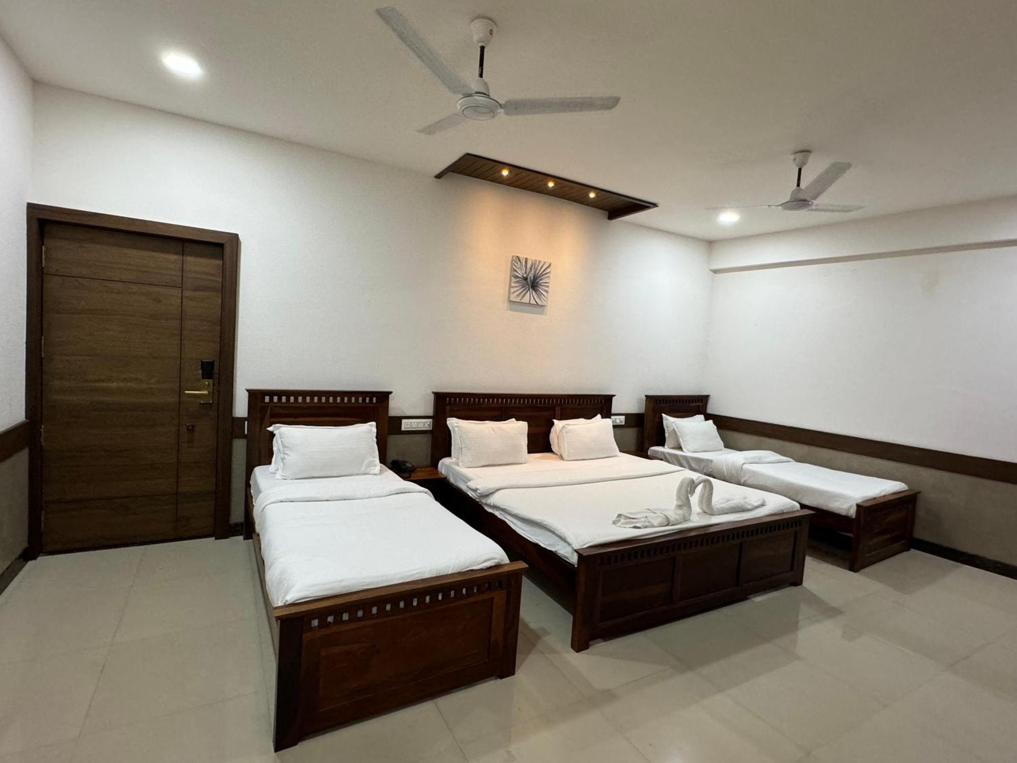 Hotel Tirth By Sonu'S Uddzsaín Szoba fotó